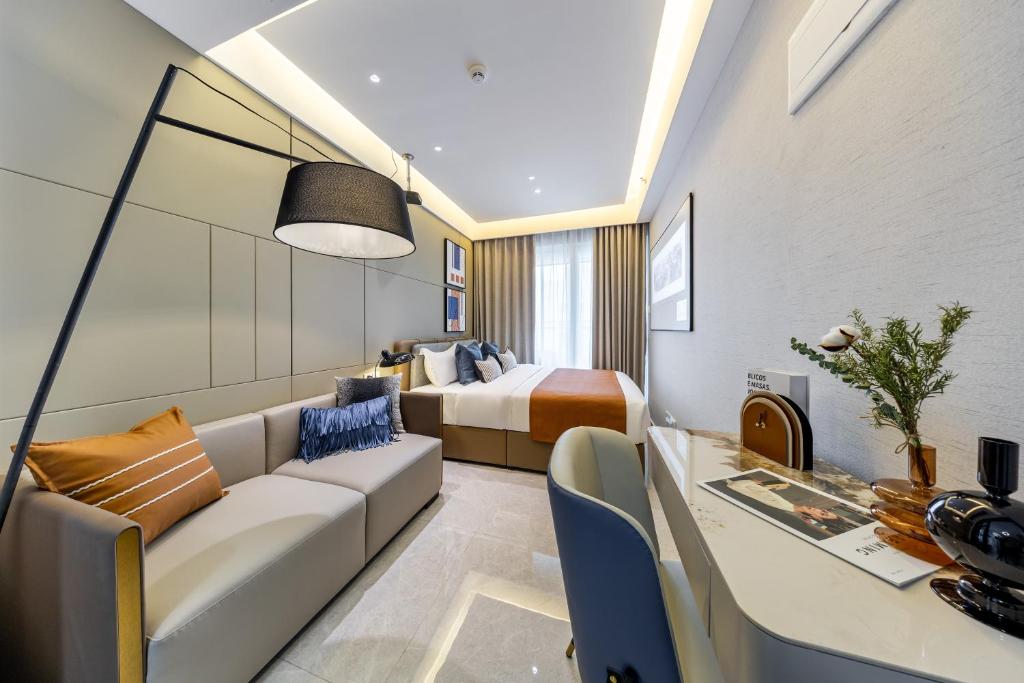 深圳卓越国际公寓（会展中心店）的酒店客房设有一张沙发和一张床