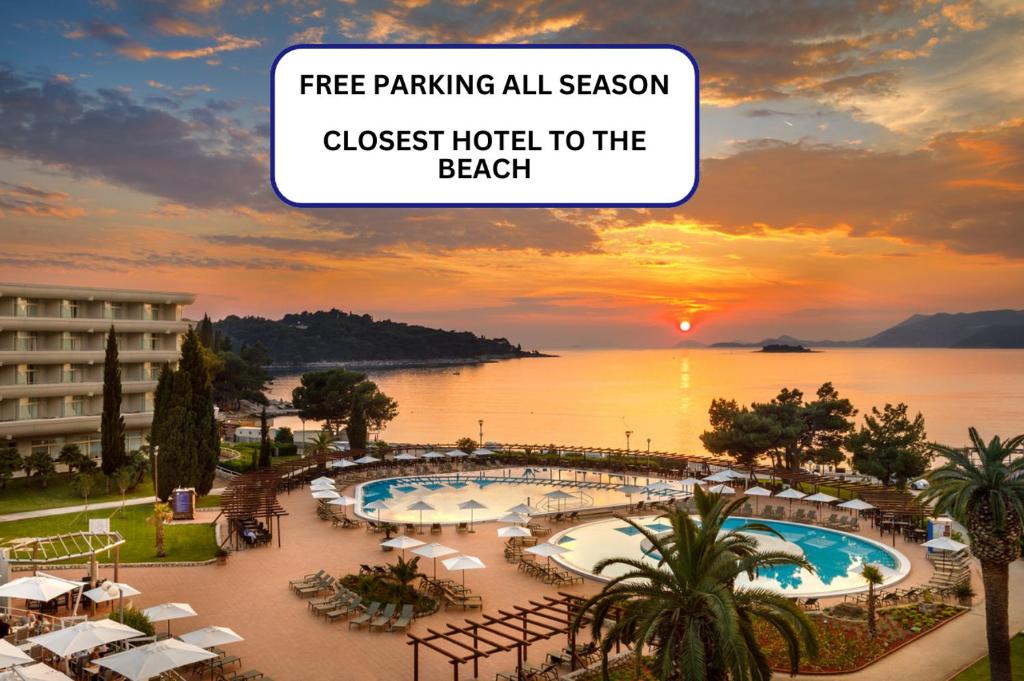 察夫塔特Remisens Hotel Albatros-All inclusive的享有度假游泳池的景色,全年提供免费停车位,最靠近酒店