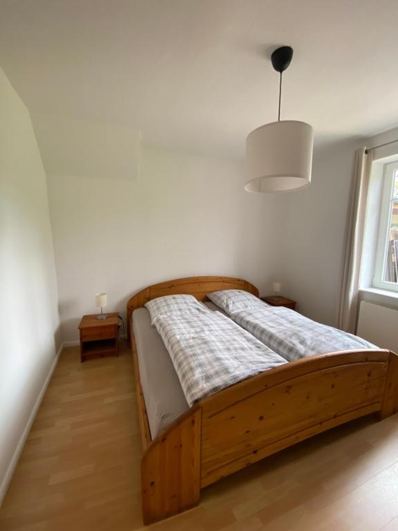 瓦尔斯罗德Ferienwohnung Eddelhoff的一间卧室,卧室内配有一张木床