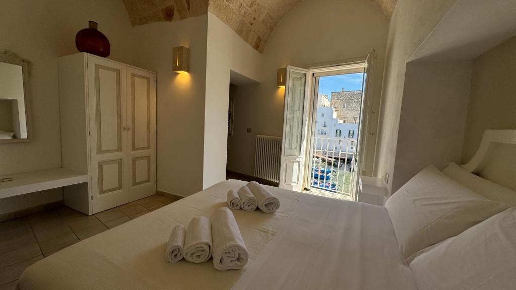 莫诺波利Residenza Garibaldi的一间卧室配有一张带白色毛巾的床
