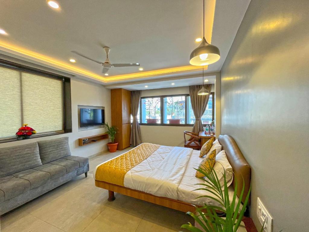 孟买帕克莱恩酒店的一间卧室配有一张床和一张沙发