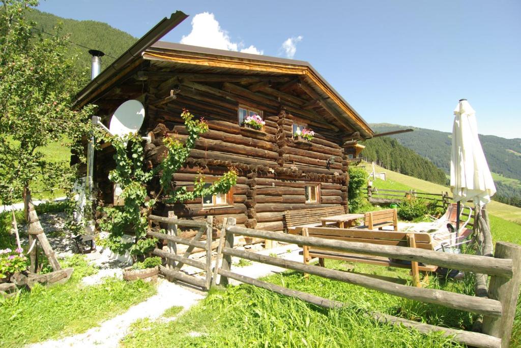 希帕赫Sepplhütte的小木屋前方设有围栏