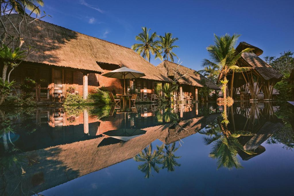 Bangli巴厘岛乌玛传统生态旅馆的水中反射的度假胜地