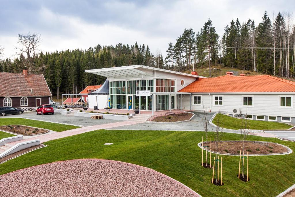 格兰纳Bauergården的一座白色的大建筑,有橙色的屋顶