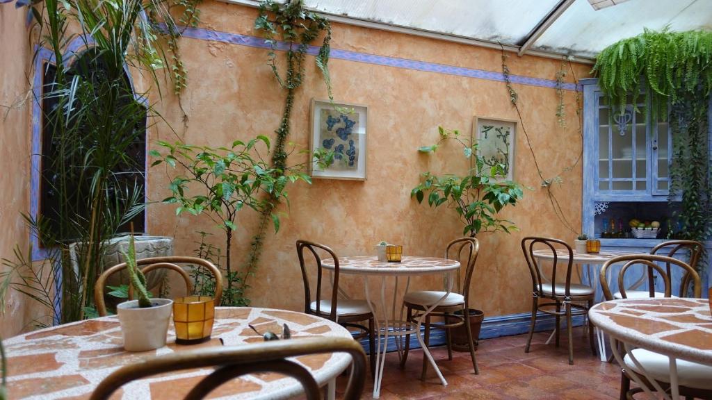 奥尼亚Camino Condal的一个带桌椅和植物的庭院
