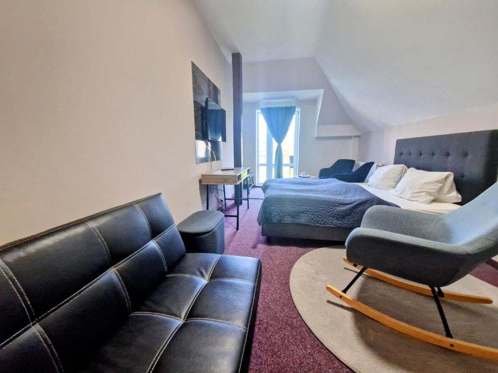 贝龙马克西姆家庭酒店的客厅配有沙发和1张床