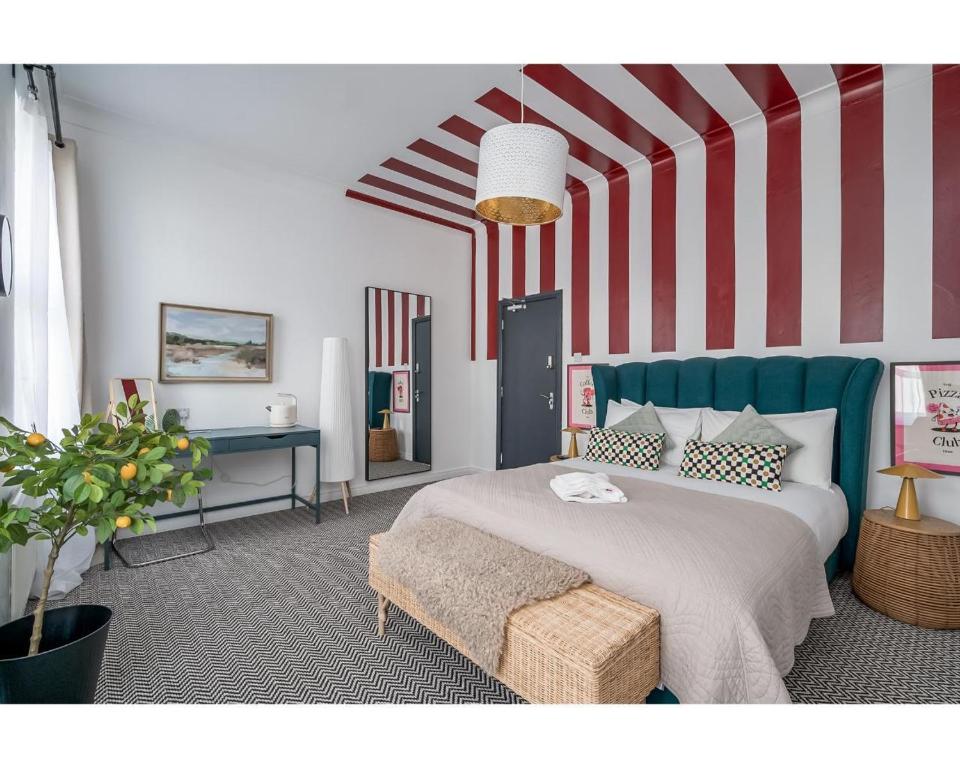 贝尔法斯特The Wellesley的一间卧室配有一张床和条纹墙