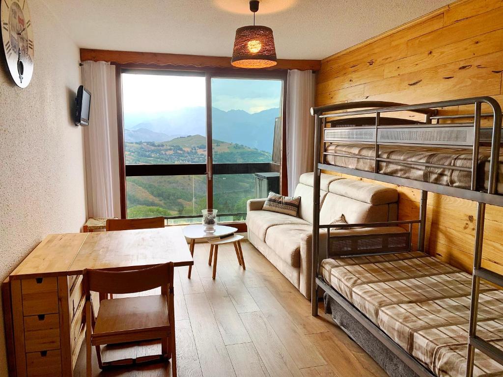 维拉伦贝特Appartement avec balcon au pied des pistes de ski的客房设有双层床、桌子和书桌。