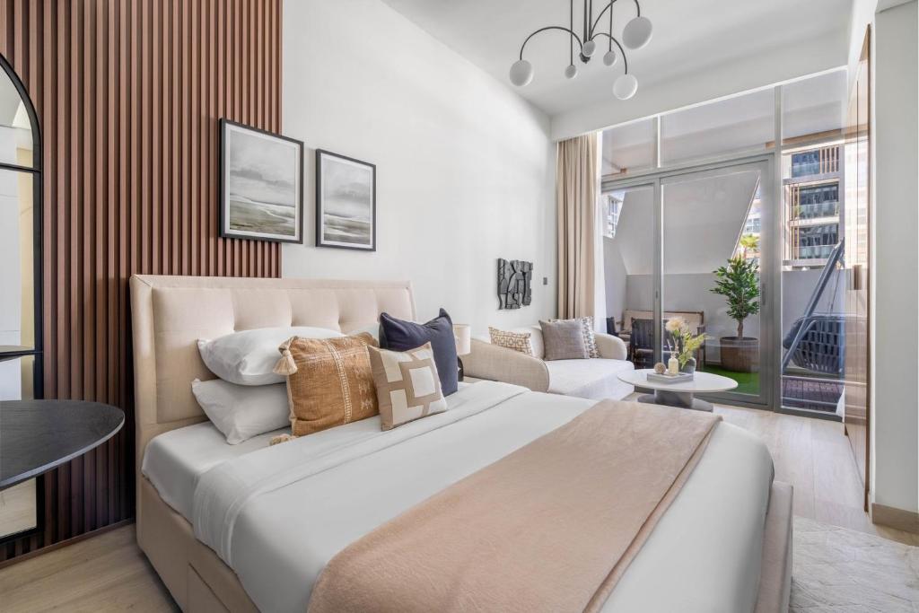 迪拜GuestReady - Urban Retreat in Downtown的一间带大床的卧室和一间客厅