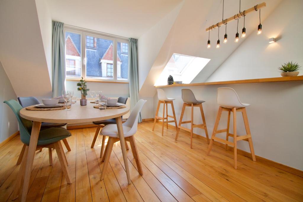 布鲁塞尔Heart of Grand Place - Stunning 2BR Duplex的一间带桌椅的用餐室