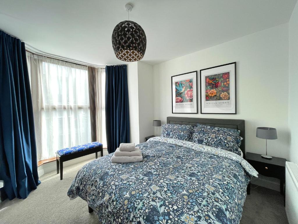 巴恩斯利Chic Haven in Barnsley的一间卧室配有一张带蓝色棉被的床