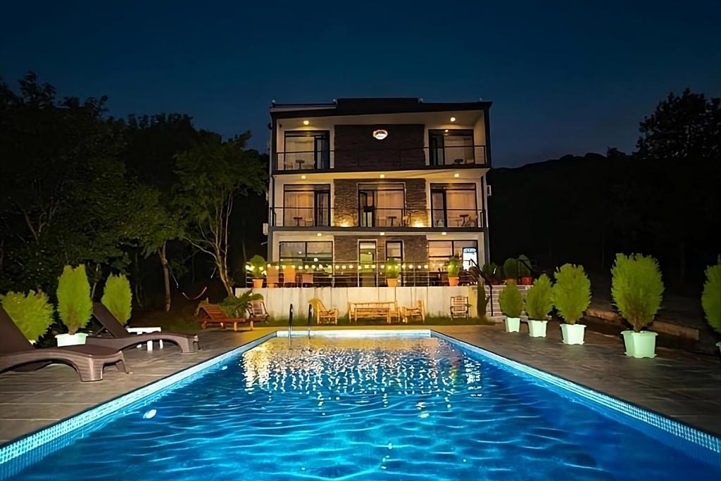 泰拉维Villa Lapa的房屋前有游泳池的建筑
