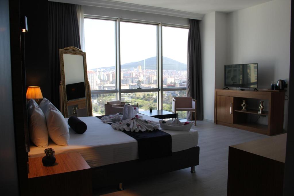 伊斯坦布尔Vplus hotel atasehir的酒店客房设有一张床和一个大窗户