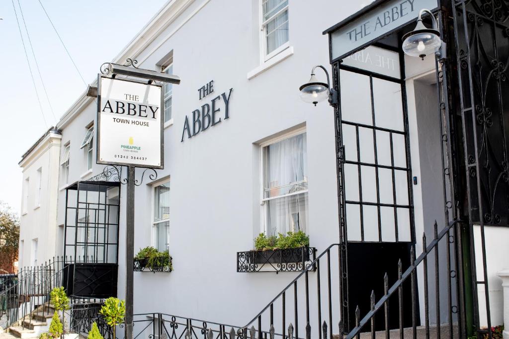 切尔滕纳姆The Abbey Town House - Cheltenham的前面有标志的白色建筑