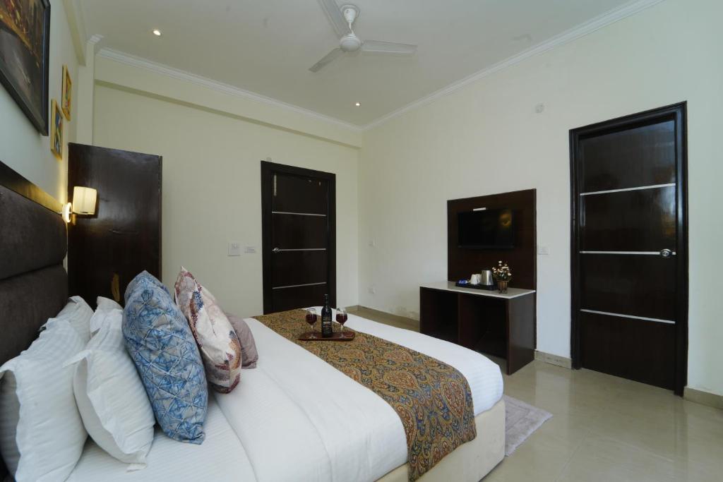 卢迪亚纳Hotel Rawat的一间卧室设有一张大床和两个窗户。