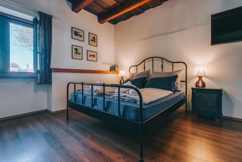 西格利盖特Feher Barany Apartment的一间卧室配有一张床和一台电视。