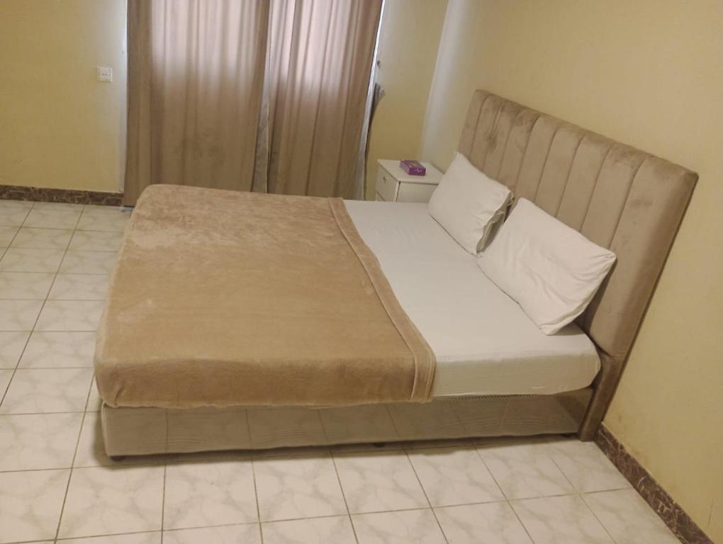 利雅德Talya Home的配有一张大床的客房