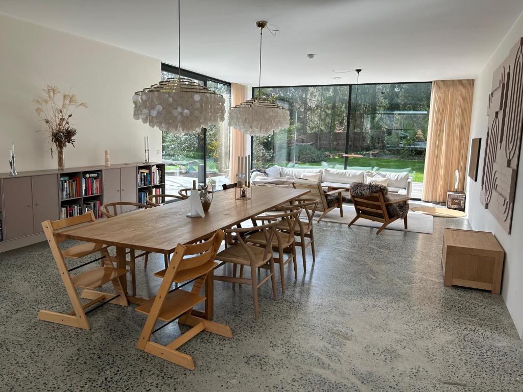 NærumModern bungalow in forest area的用餐室配有大型木桌和椅子