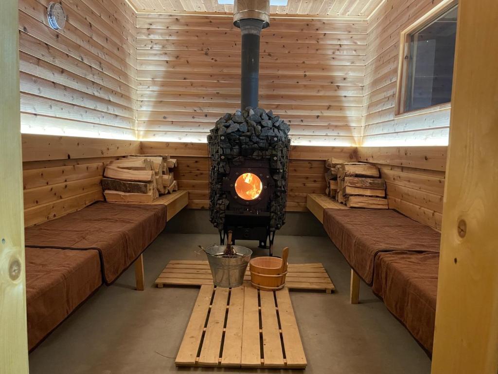 函馆Private sauna stay Shinori - Vacation STAY 34530v的一个带燃木火炉的桑拿浴室