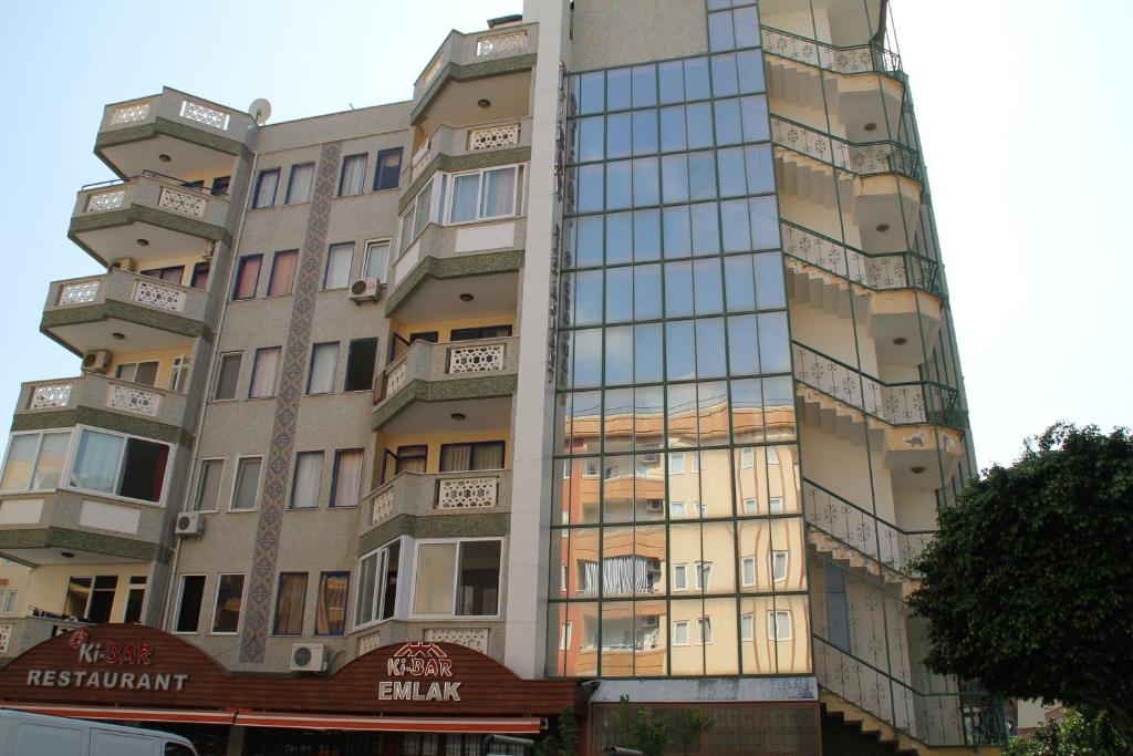 马赫姆拉阿伊冈公寓的一座高大的建筑,有很多窗户