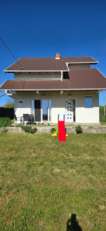 弗尔尼亚奇卡矿泉镇Sienas Holiday Home的院子里有红色物体的房子
