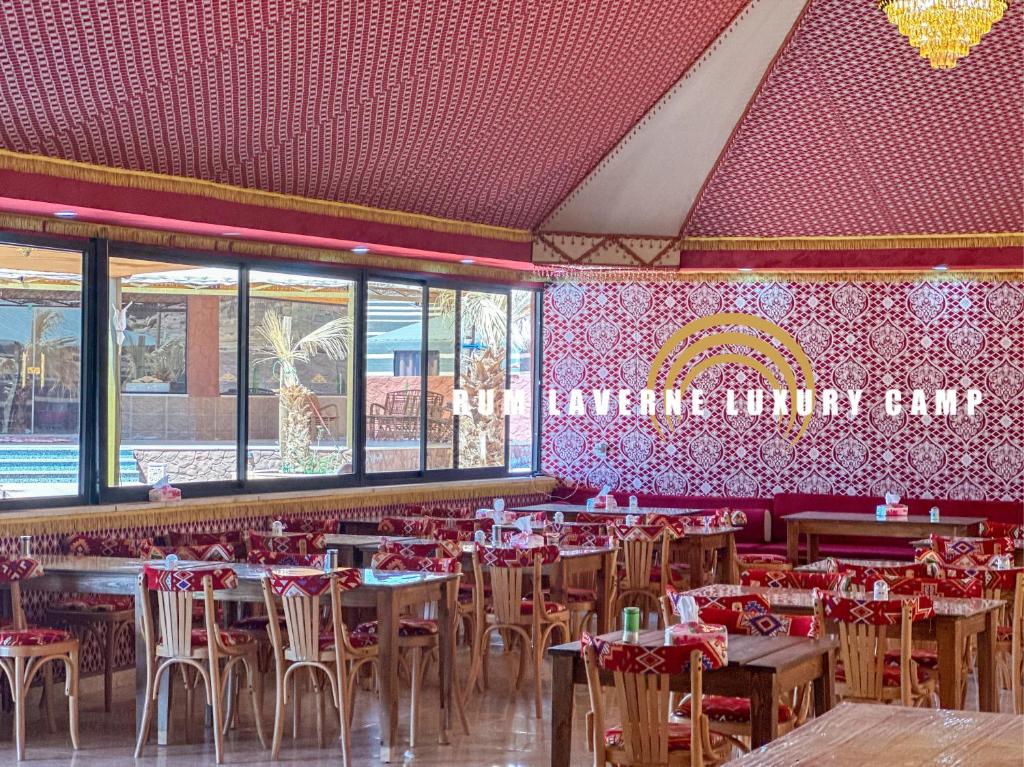 瓦迪拉姆Rum Laverne Luxury Camp的餐厅内带桌椅的用餐室