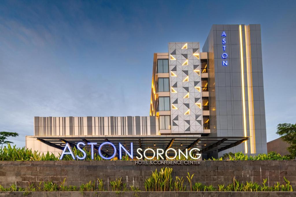 索龙ASTON Sorong Hotel & Conference Center的前面有标志的建筑