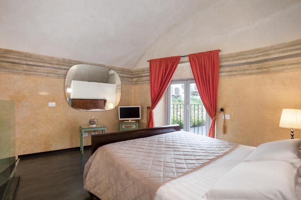 纳尔尼Asso Residence Narni的一间卧室配有一张大床和镜子