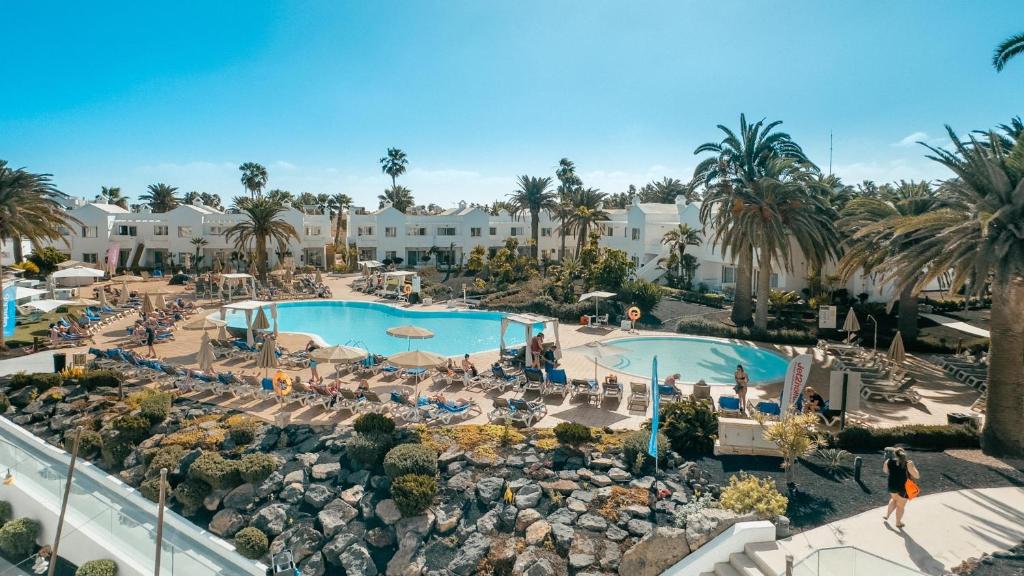 科拉雷侯拉布兰达科拉莱霍村酒店的享有度假村游泳池的顶部景致