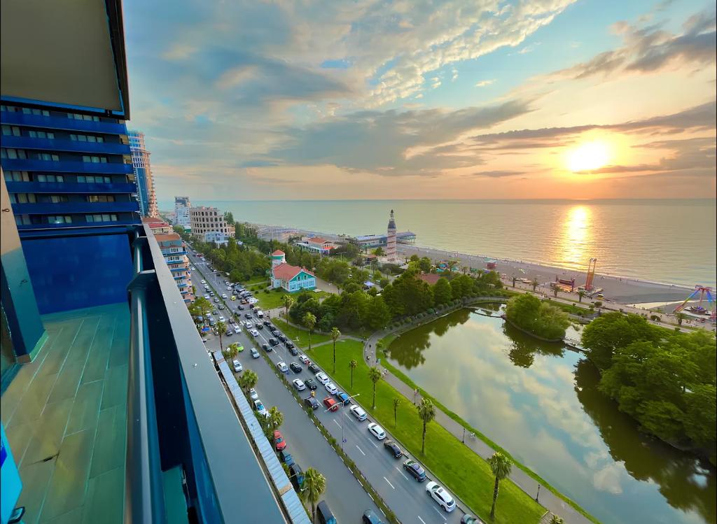 巴统PANORAMA Orbi Beach Resort Center Suite的设有一个享有城市景观的交通阳台。