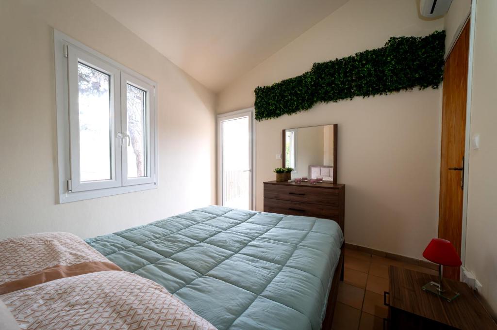 普拉特斯Hillside Home in Platres的一间卧室配有一张床、梳妆台和镜子