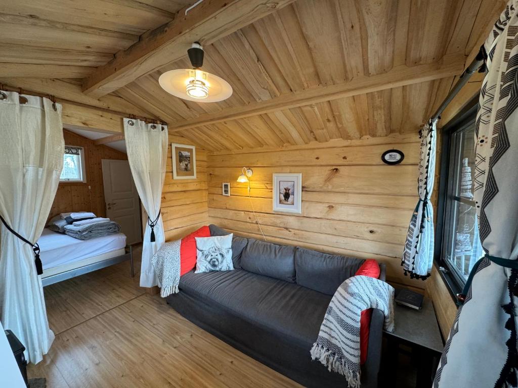 MunkforsThe Hideout的小木屋内带沙发的客厅