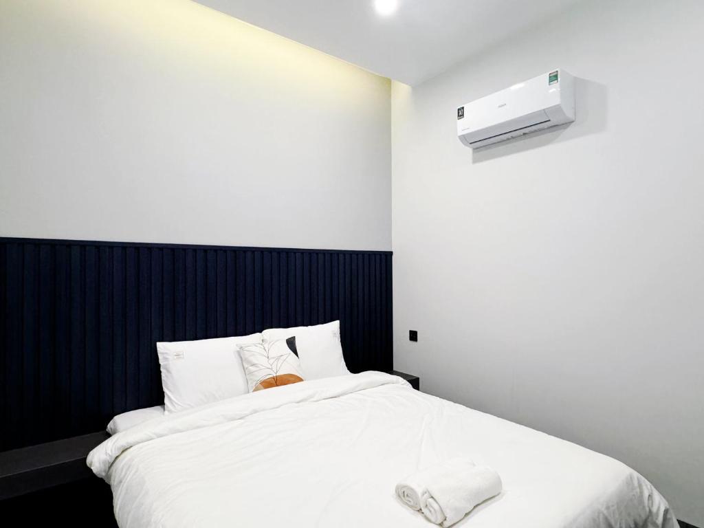 Hòa BìnhLin Hotel and Coffee的卧室配有一张大白色床和空调