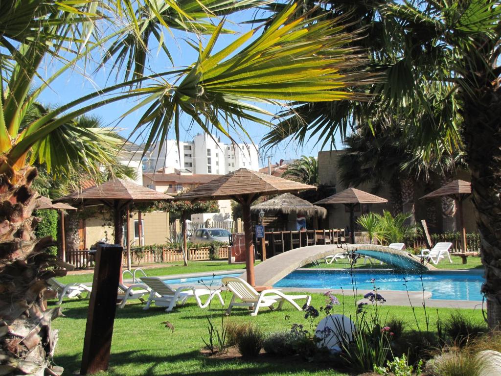 拉塞雷纳大太平洋酒店的度假村内带椅子和遮阳伞的游泳池