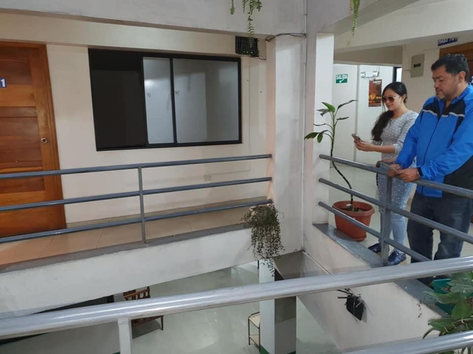 昆卡Hospedaje Fenix的两个人站在大楼的楼梯上