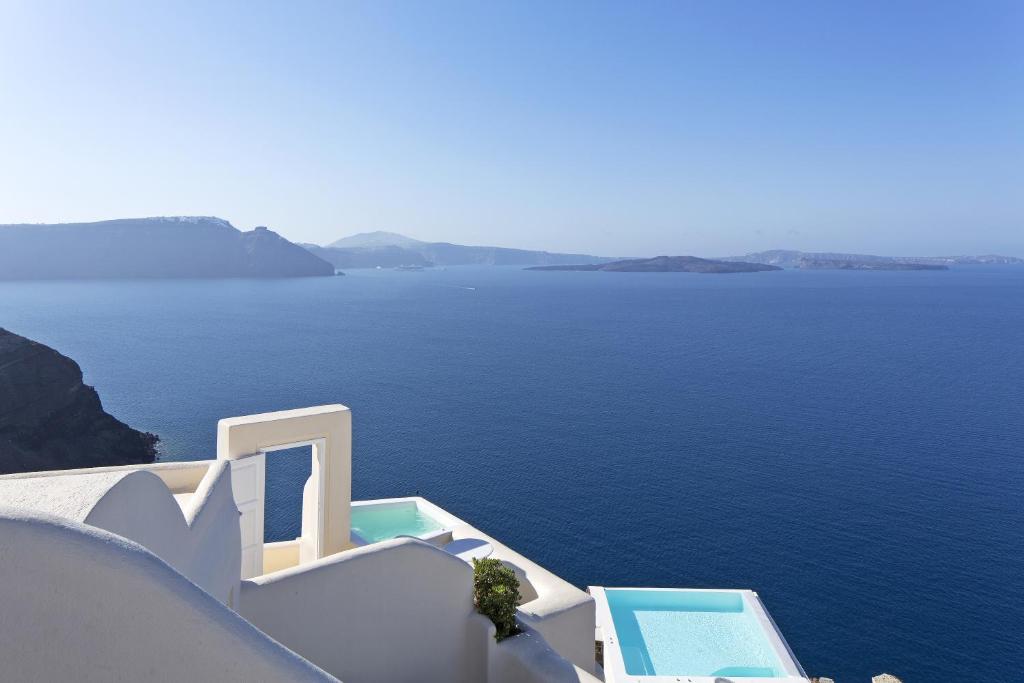 伊亚Canaves Oia Suites - Small Luxury Hotels of the World的别墅享有海景。