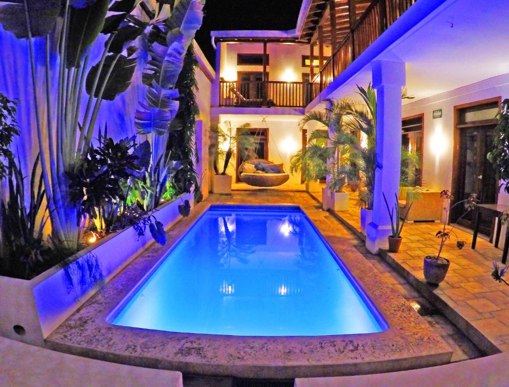 莱昂Hotel and Coffe Azul的房屋中间的游泳池
