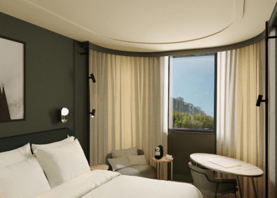 兰斯Radisson Hotel Reims的卧室配有床、椅子和窗户。