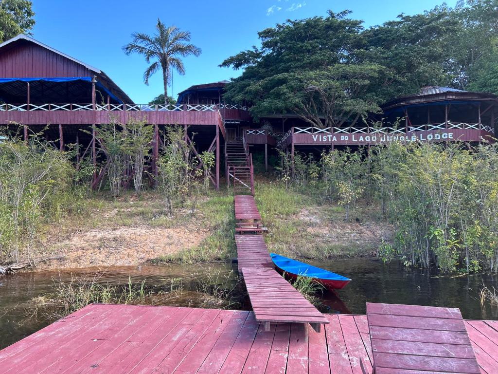 CajualVista do Lago Jungle Lodge的一条木桥,横跨河流,有船