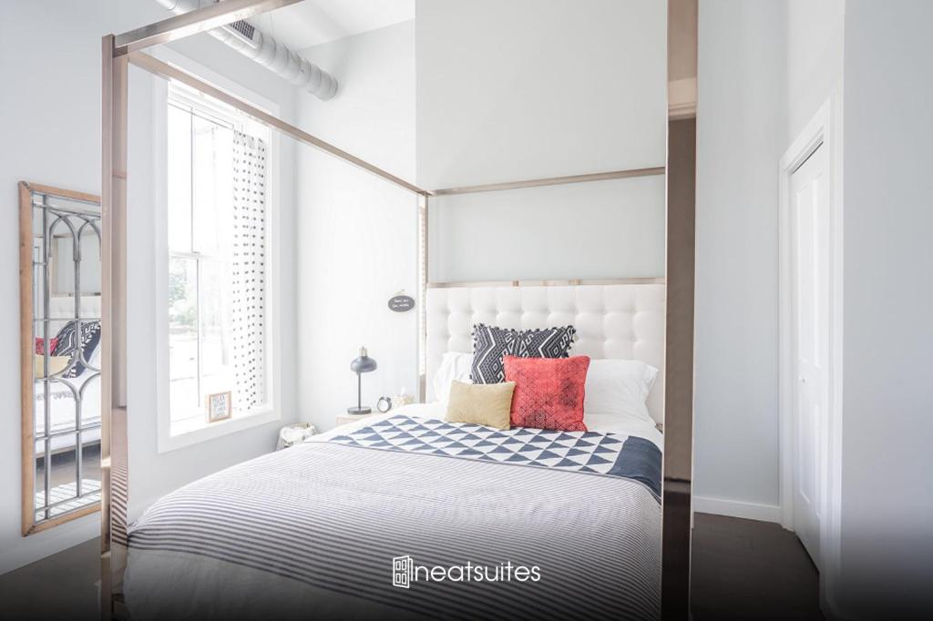 卡温顿Cute & Cozy - Perfect for Business or Leisure的白色的卧室设有床和窗户