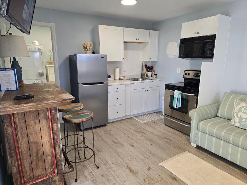 博尼塔斯普林斯Seahorse - Tiny Home 1.2 Mi, 2 Beach Kitchen W & D Queen Bed的厨房配有不锈钢冰箱和沙发