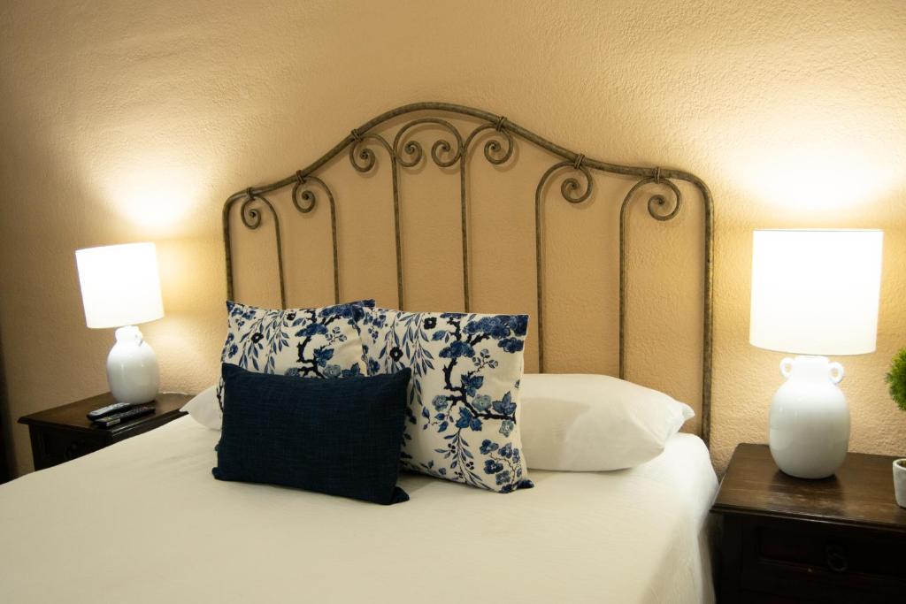 危地马拉Inari Hostal的一张带两盏灯和两个枕头的床