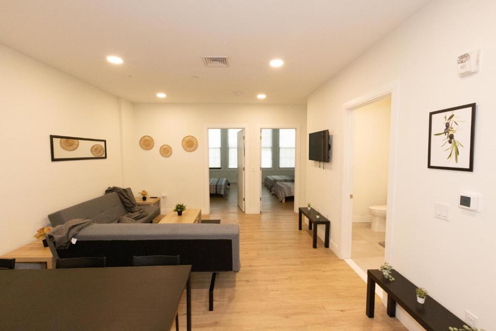 联城Amusing 2-bedroom haven close to New york city的客厅配有沙发和桌子