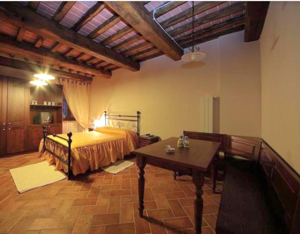 拉迪科法尼LA CASA DEL CALZOLAIO的一间卧室配有一张床和一张桌子