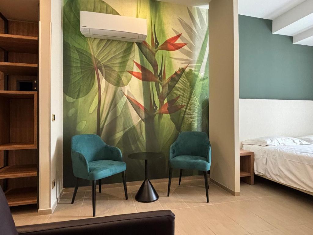 特拉帕尼法德拉中央酒店的卧室配有两把椅子和壁画