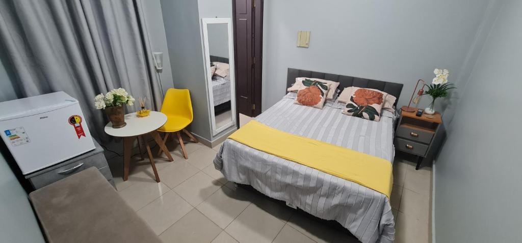 贝伦Hostel Cidade Velha的小房间设有床、桌子和镜子