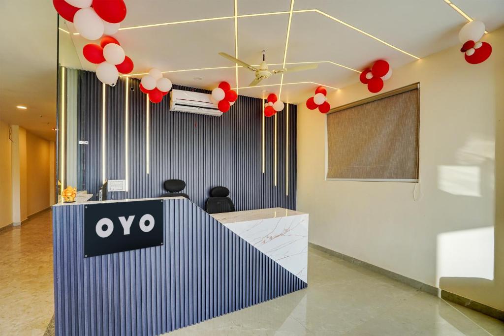 加济阿巴德Super OYO Flagship Red Diamond Hotel的办公室,桌子上有一个卵巢标志