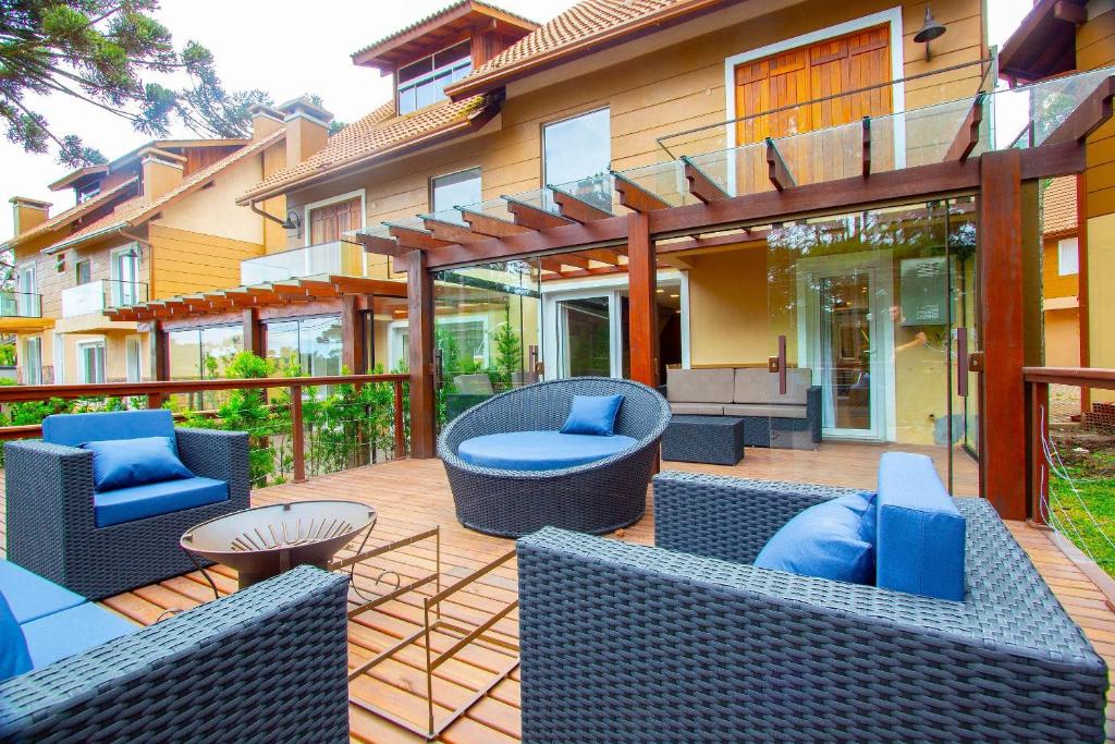 卡内拉Mountain Village - My Home Temporada的庭院配有蓝色藤椅和桌子。