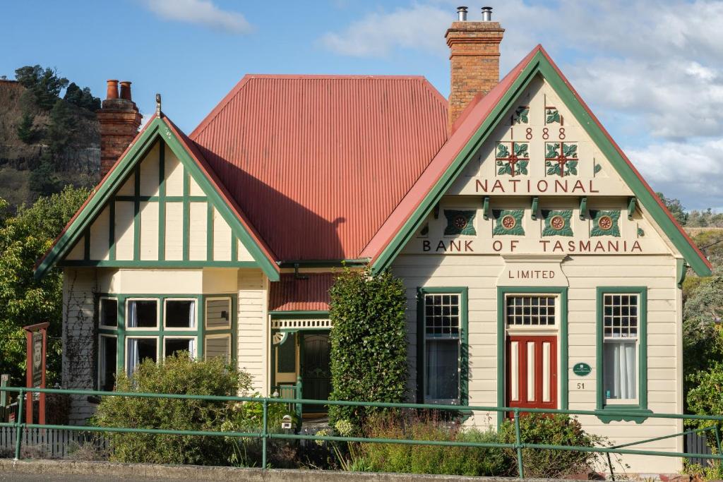 DerbyDerby Bank House- Heritage listed two bedroom old school B&B suite or a self contained cabin的一座有标志的建筑,上面有读塔斯马尼亚国家银行的标志