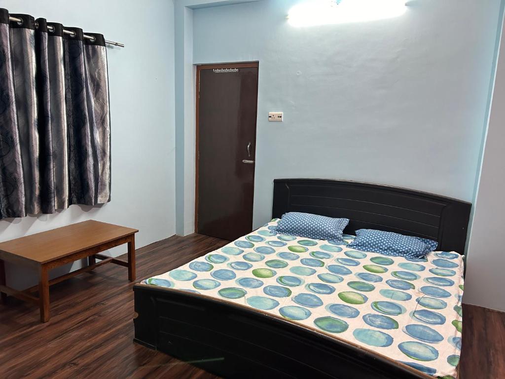 BettiahSangam palace的一间小卧室,配有一张床和一张桌子